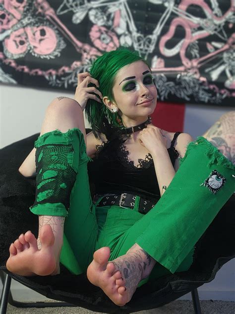 goth foot worship|Just a little goth self worship : r/FootWorship .